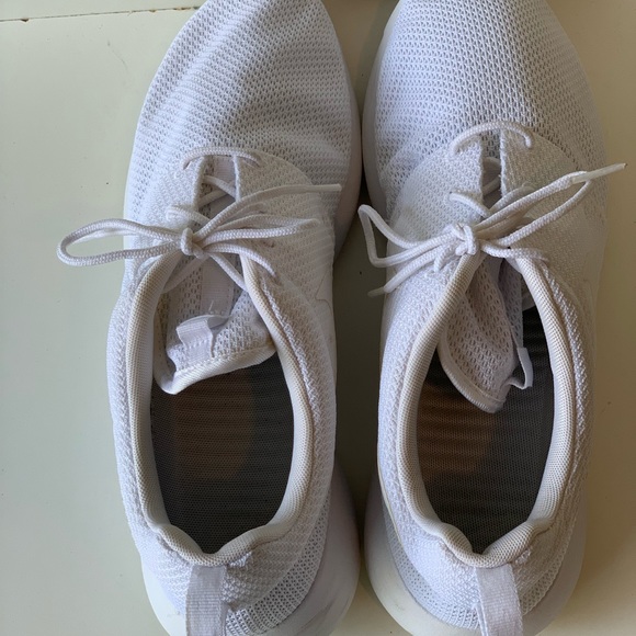 White Nike Sneaker - Picture 4 of 6